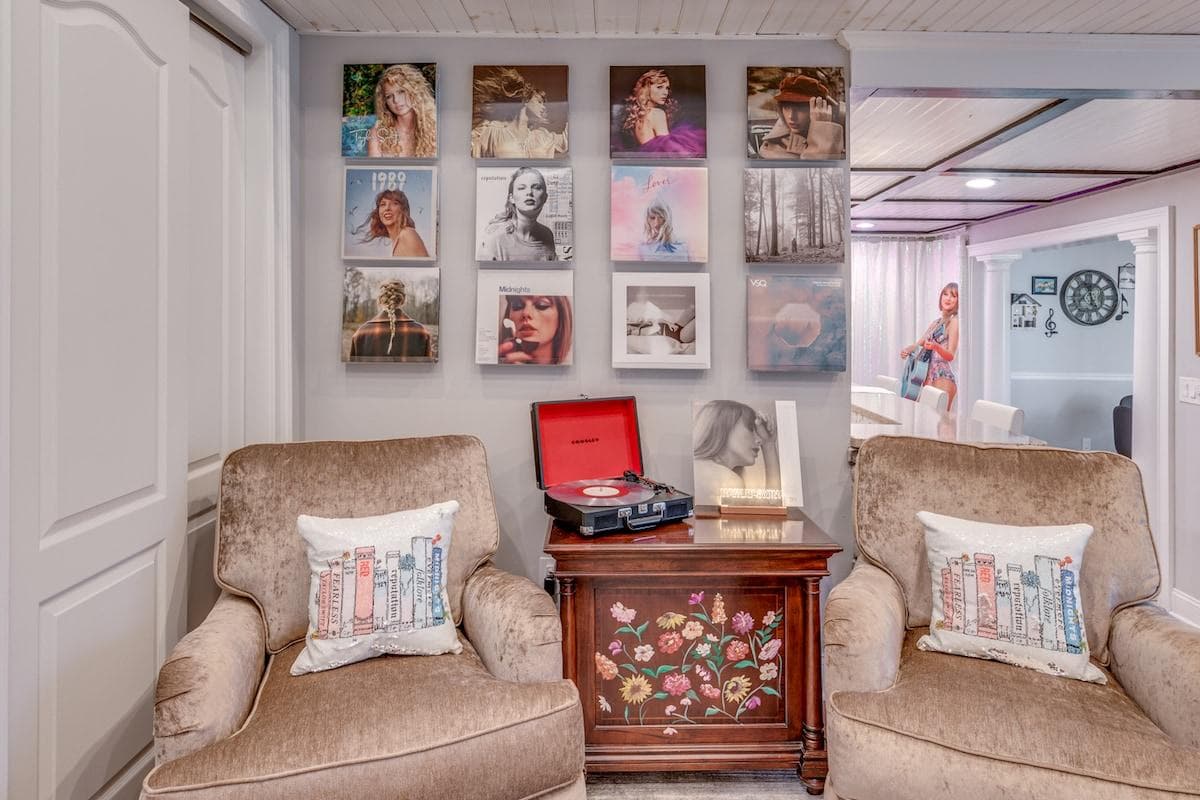 The Ultimate Record Collection: Follow Taylor's musical journey and sing along to her her iconic {Taylor's Version} albums! 