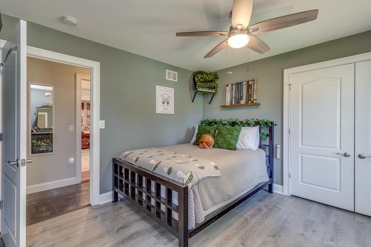 Folklore Bedroom: Queen Bed + Custom Painted Dresser + Large Closet + Makeup/Vanity Area + En Suite + Smart TV + Custom Moss Piano